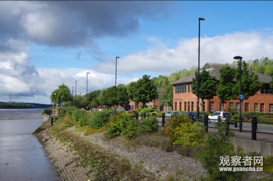 英国北洋水师墓前放山东舰照片,北洋水师墓前福建舰照片