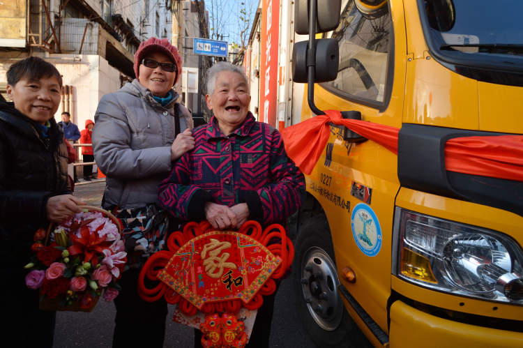 2.5万人次青年突击队助推旧改静安育群中学西块和241、242街坊居民今集体搬迁