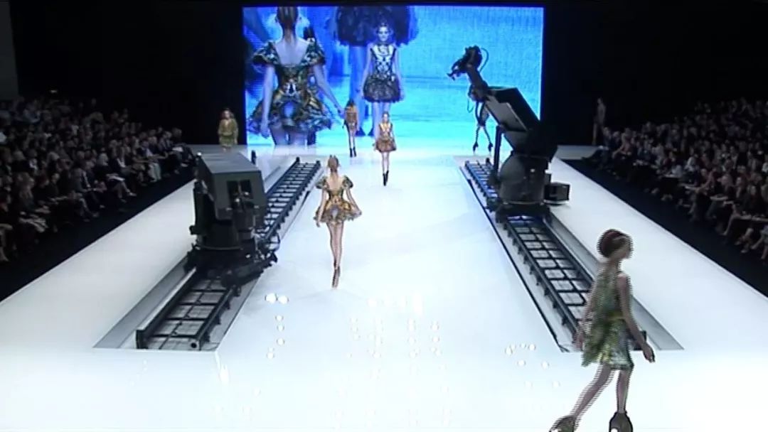 帮McQueen直播、给英女王拍照、被RafSimons致敬——这间工作室真传奇