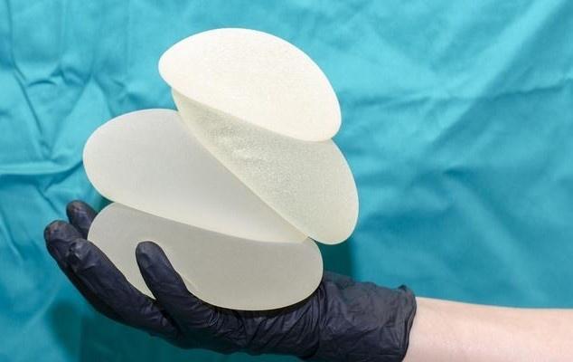 假体隆胸半个月胸胀痛可以趴床吗,假体隆胸后胸部胀痛