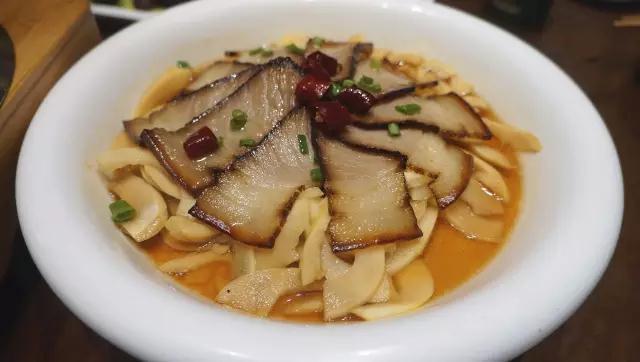 晓食|这家藏在巷弄里的十年老店，以酱鸭儿“称霸”武林