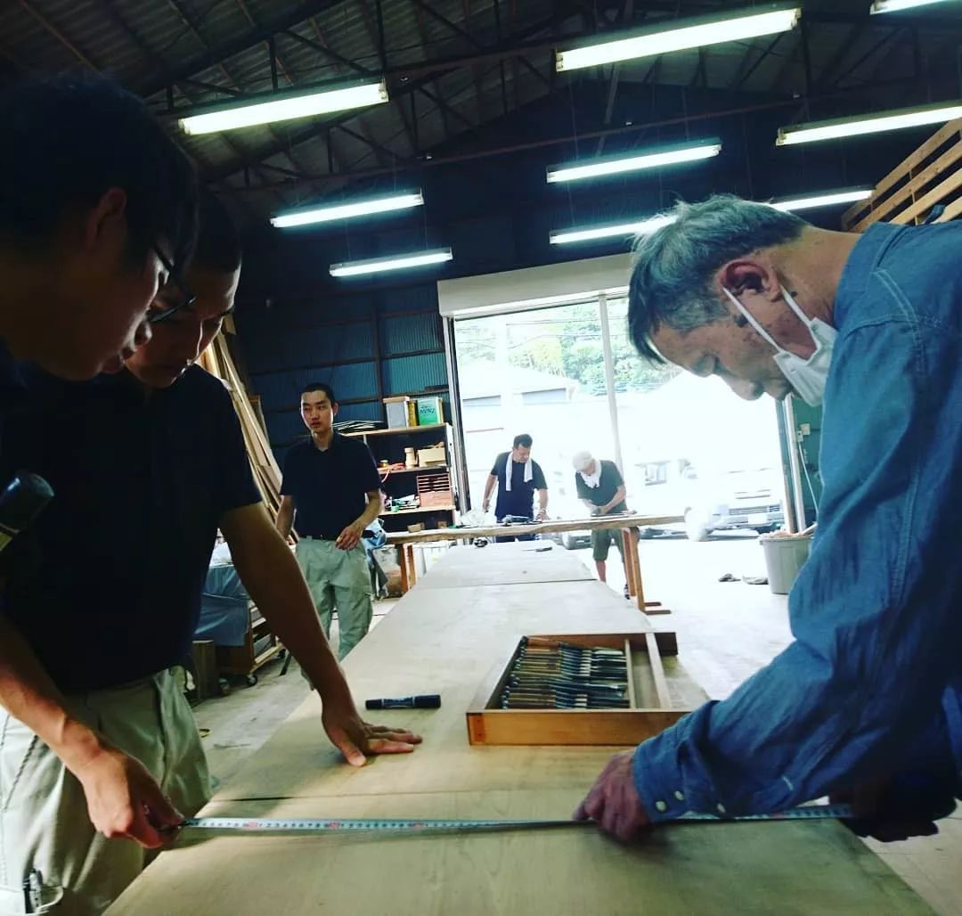 8年不许用手机、不许谈恋爱，被他骂过的60个光头都成了日本大师