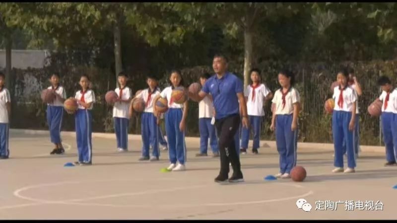 「关注」今晚7：00定陶教育频道《名师公开课》，跟谷苏行老师一起学习《小篮球：行进间直线运球》