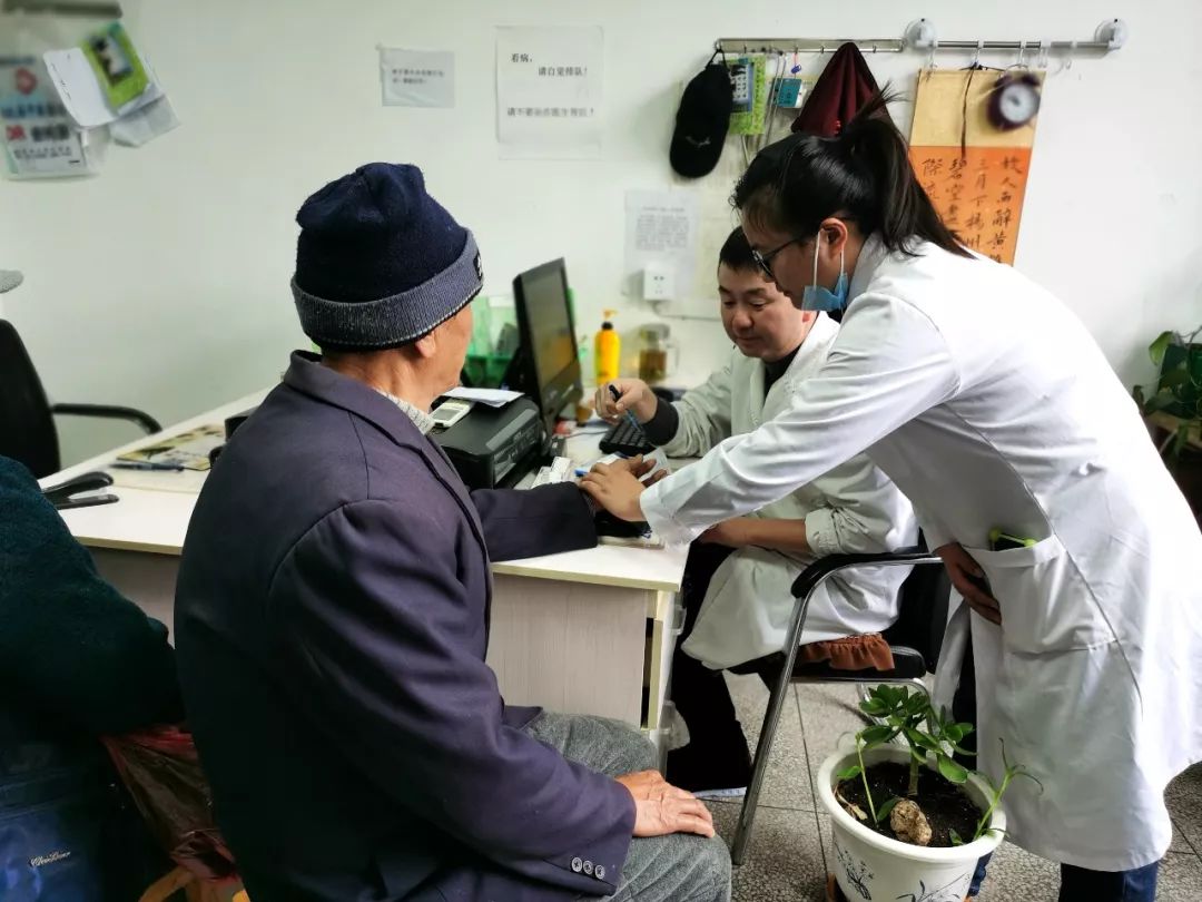 卫生院医生一年接诊人数,每年接诊三万人老中医