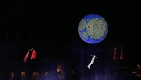 知道你们无聊，于是请来这些时装大师，陪你们一起宅在家中