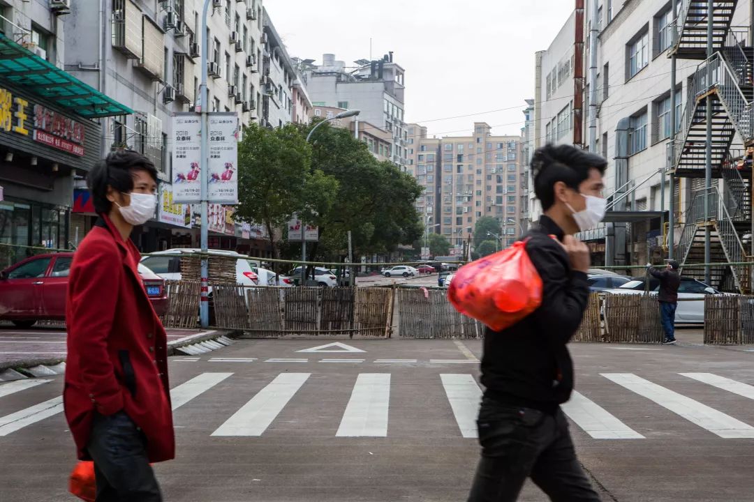 抗击疫情记者对警察的采访,媒体直击海曙青林湾西区防疫现场