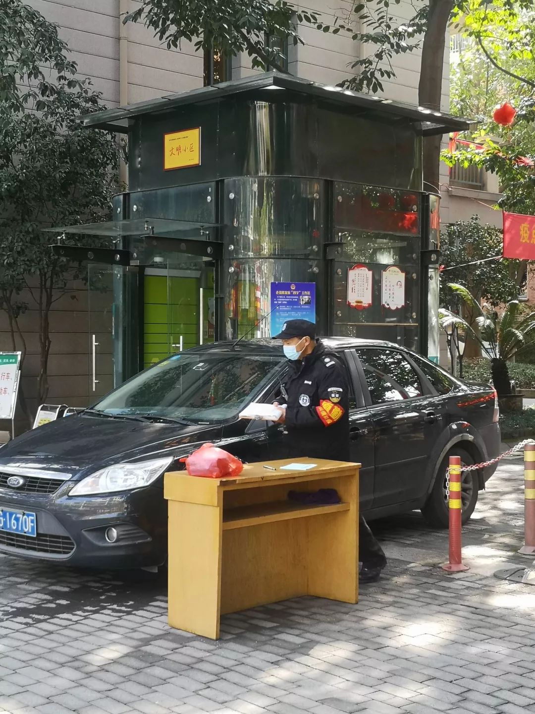 抗击疫情记者对警察的采访,媒体直击海曙青林湾西区防疫现场