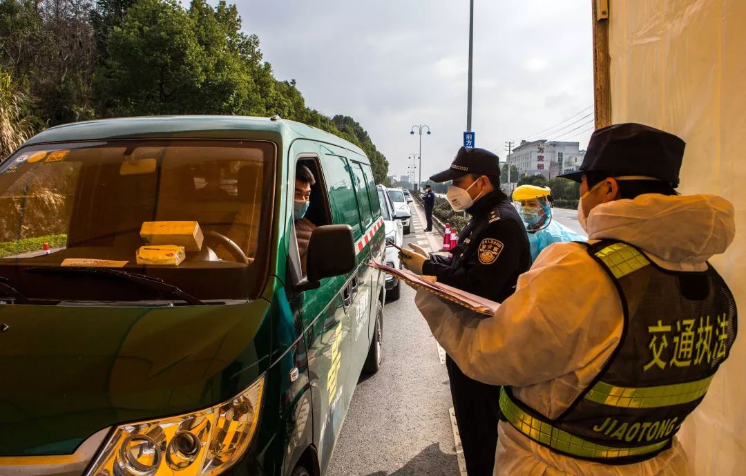 抗击疫情记者对警察的采访,媒体直击海曙青林湾西区防疫现场