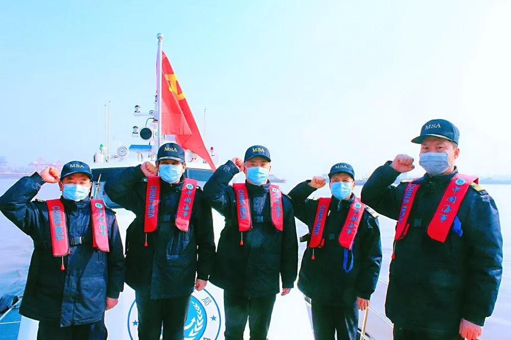 党旗在防疫一线高高飘扬实拍,党旗在抗疫一线高高飘扬警察