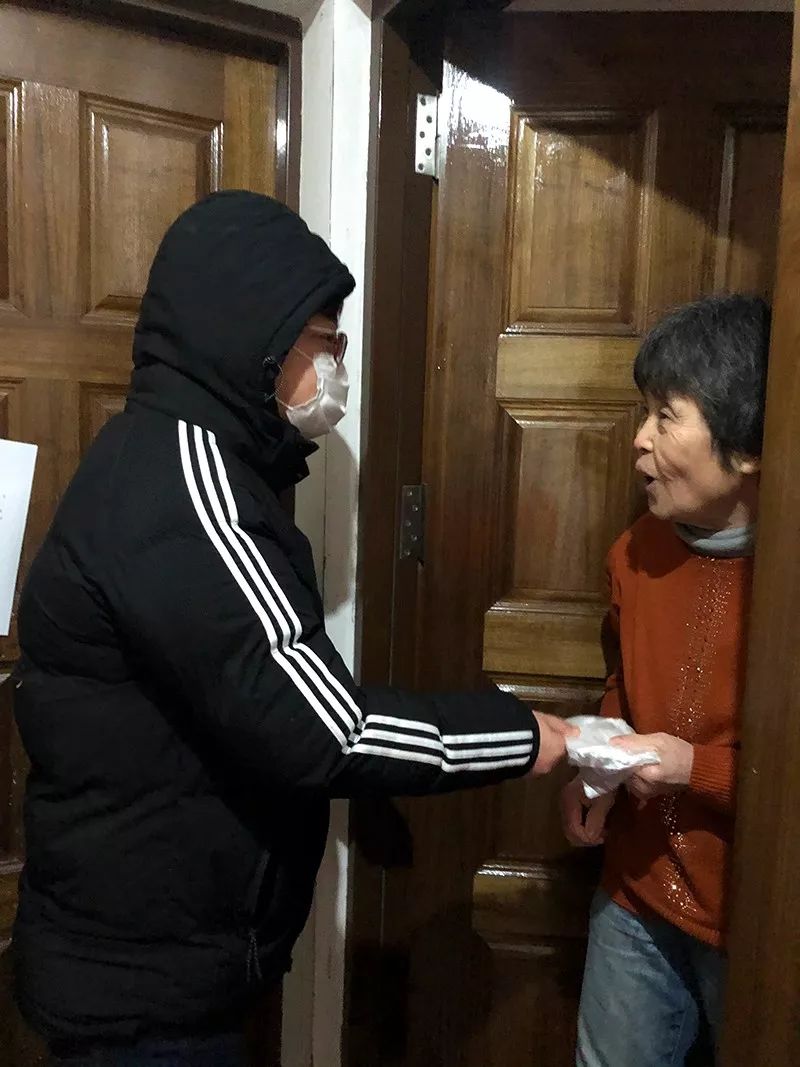 代购蔬菜、送药上门……吴淞这群居委干部开启新“副业”