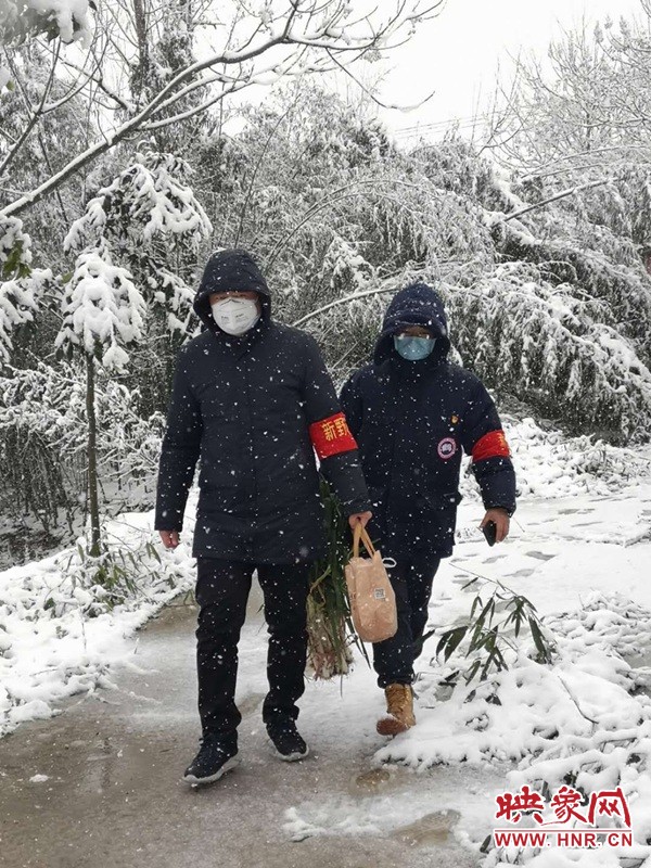 群众贴心人 战“疫”践初心——南阳市4000余名驻村第一书记和驻村工作队员举*党**旗战一线