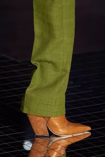 提炼Burberry的风格启示：由穿着者展开窥内览外的理性与感性