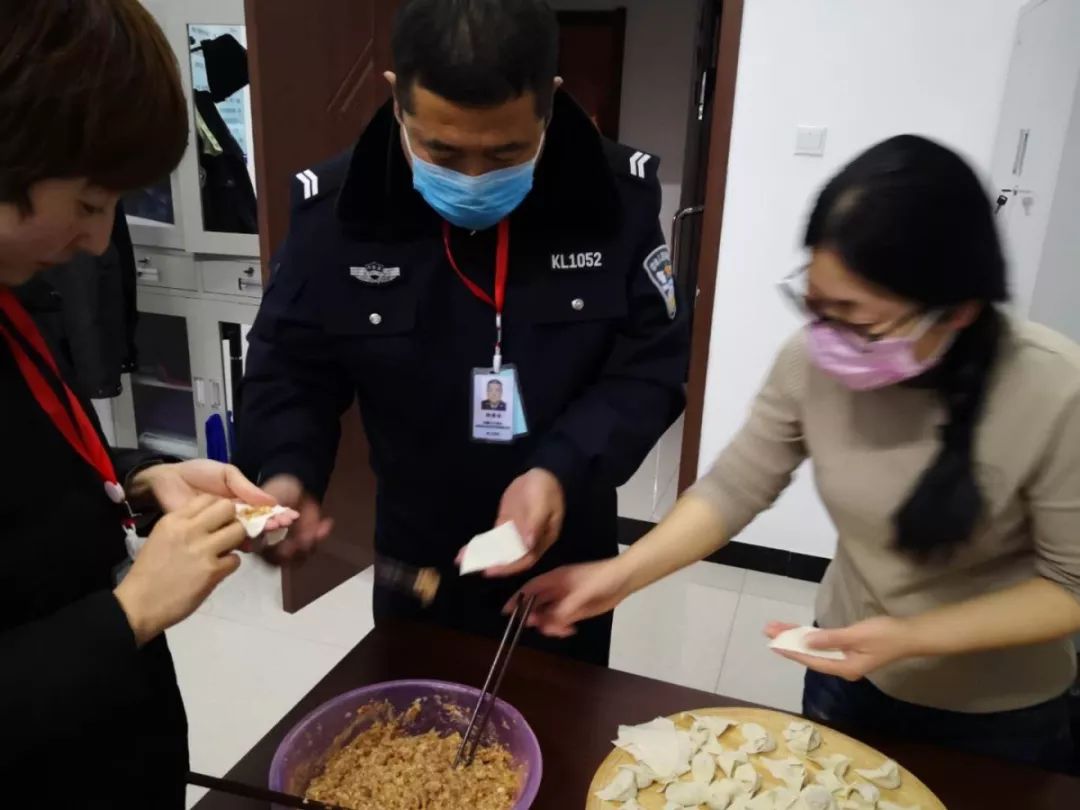隔离病毒不隔离爱社区片警与你“疫”起同行