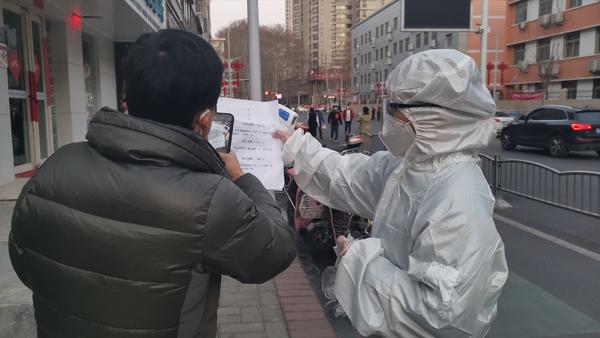 郑州排队的胡辣汤,河南百人排队喝胡辣汤