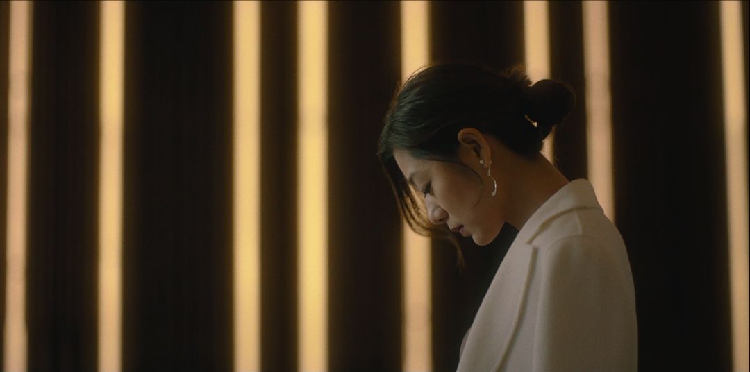 她大张旗鼓坠入爱河，却发现不过是场一个人的游戏