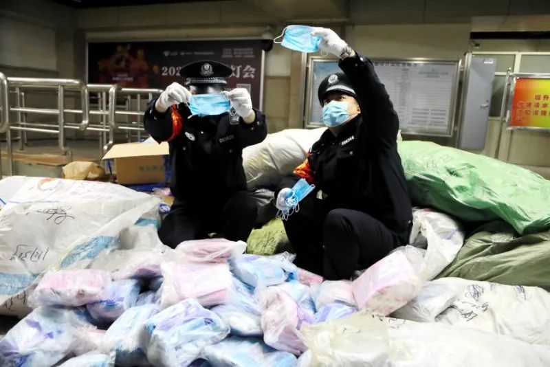 32万只假口罩即将被运走，好在铁警及时接到群众举报……
