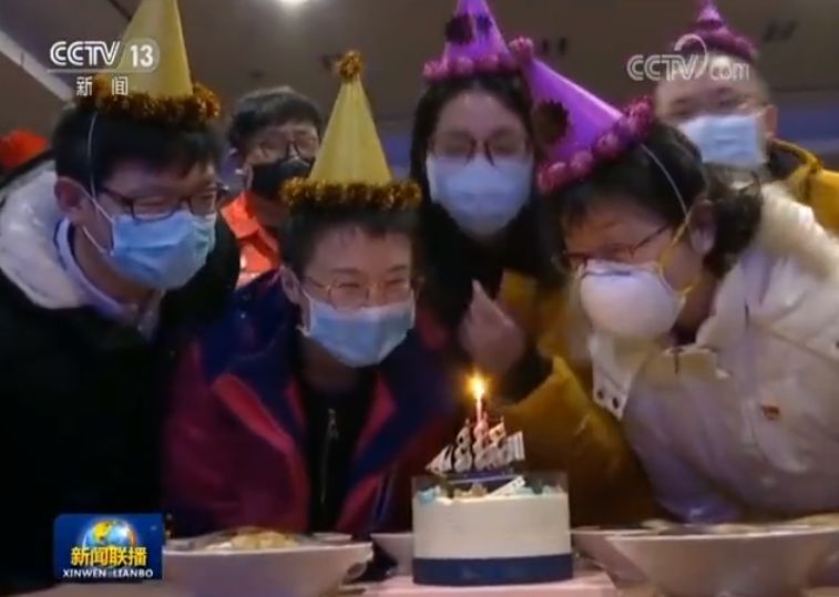 顺丰小哥奖励拿到手软,顺丰奖励小哥完整视频