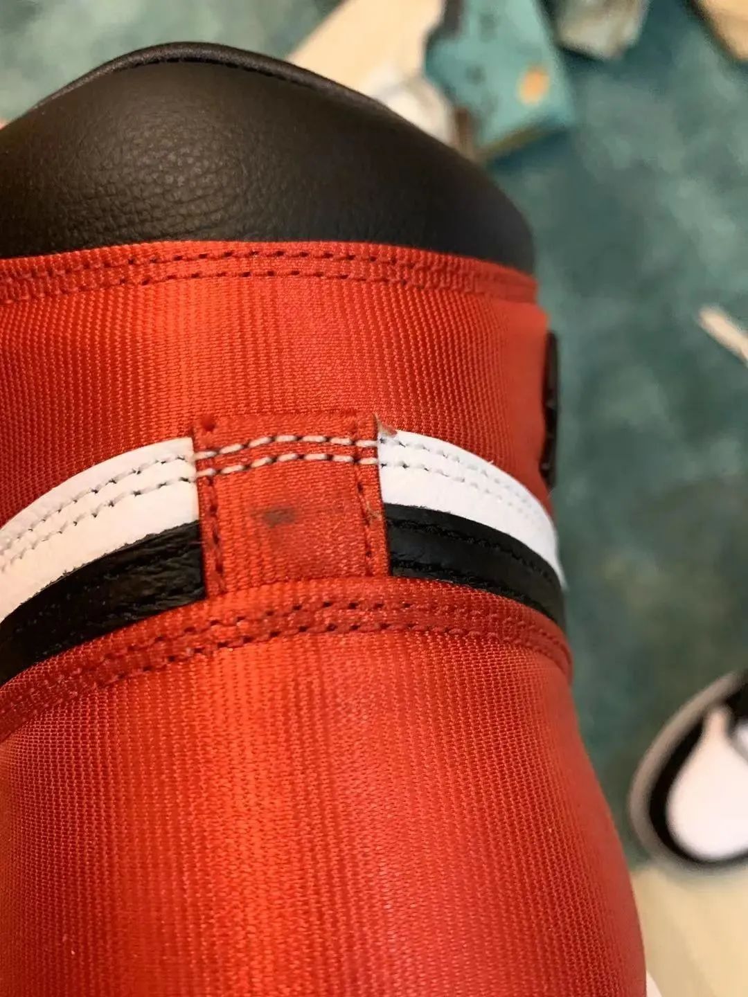 球鞋二次发售鞋盒瑕疵,卖家发来鞋盒轻微破损