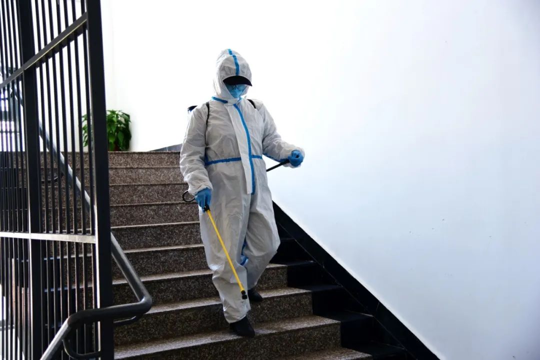 战疫里的力量,战疫前线他们用身躯筑牢防控防线