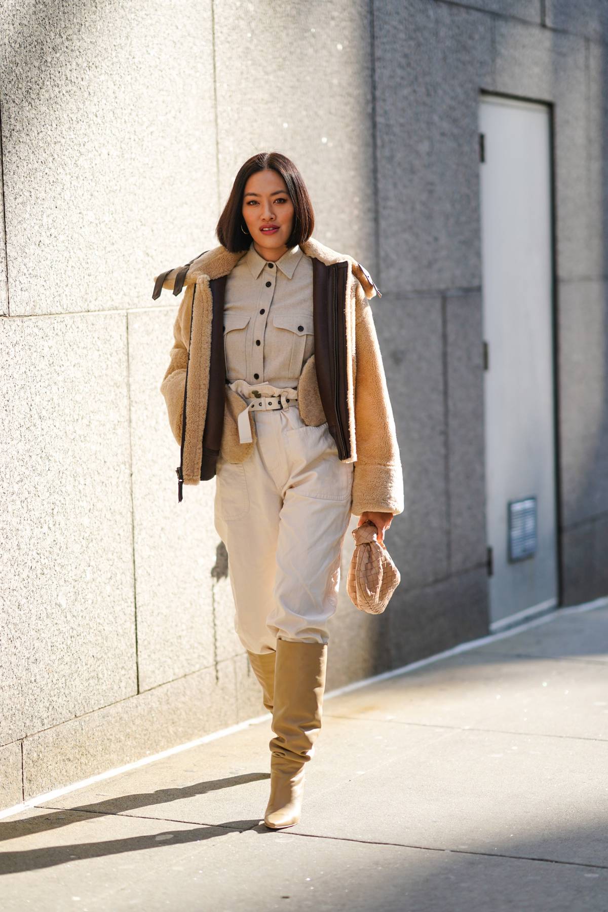 裤筒塞进靴子里的穿搭技巧,肥裤子怎样塞到马丁靴