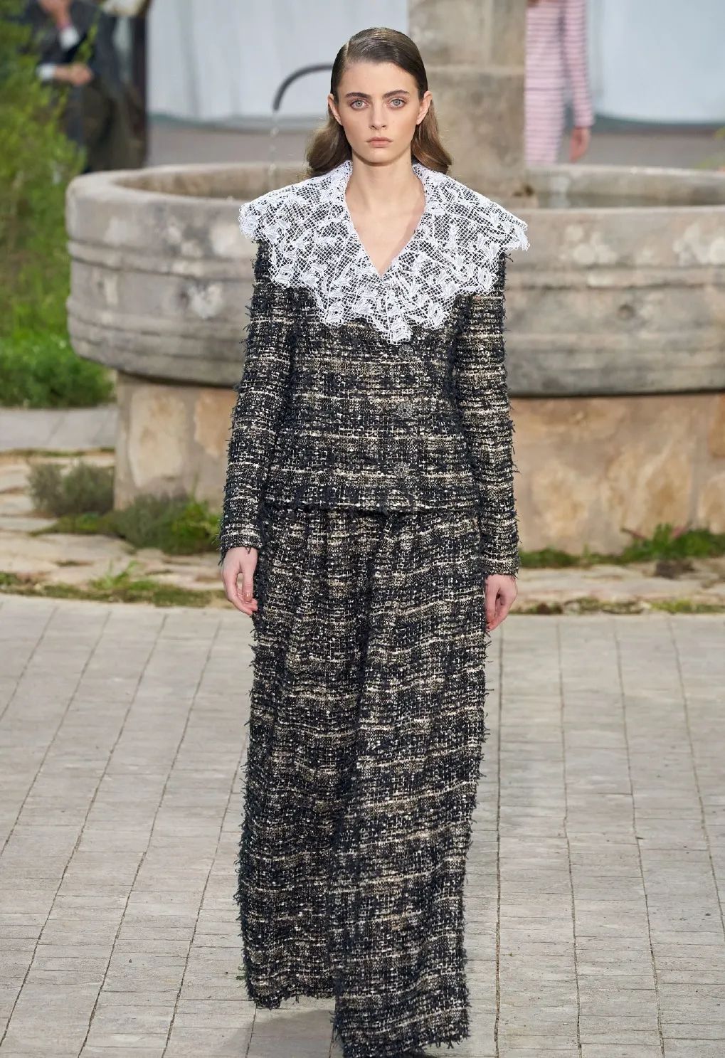 今年的自信就指着领子了