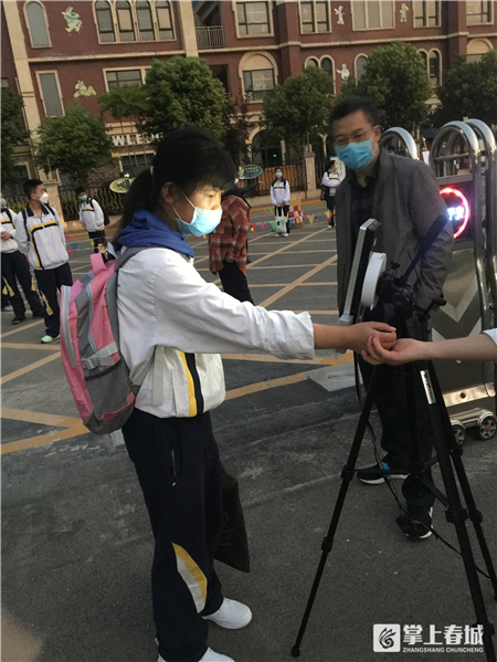 昆明开学首日：学校“各显神通”，学习防疫两不误