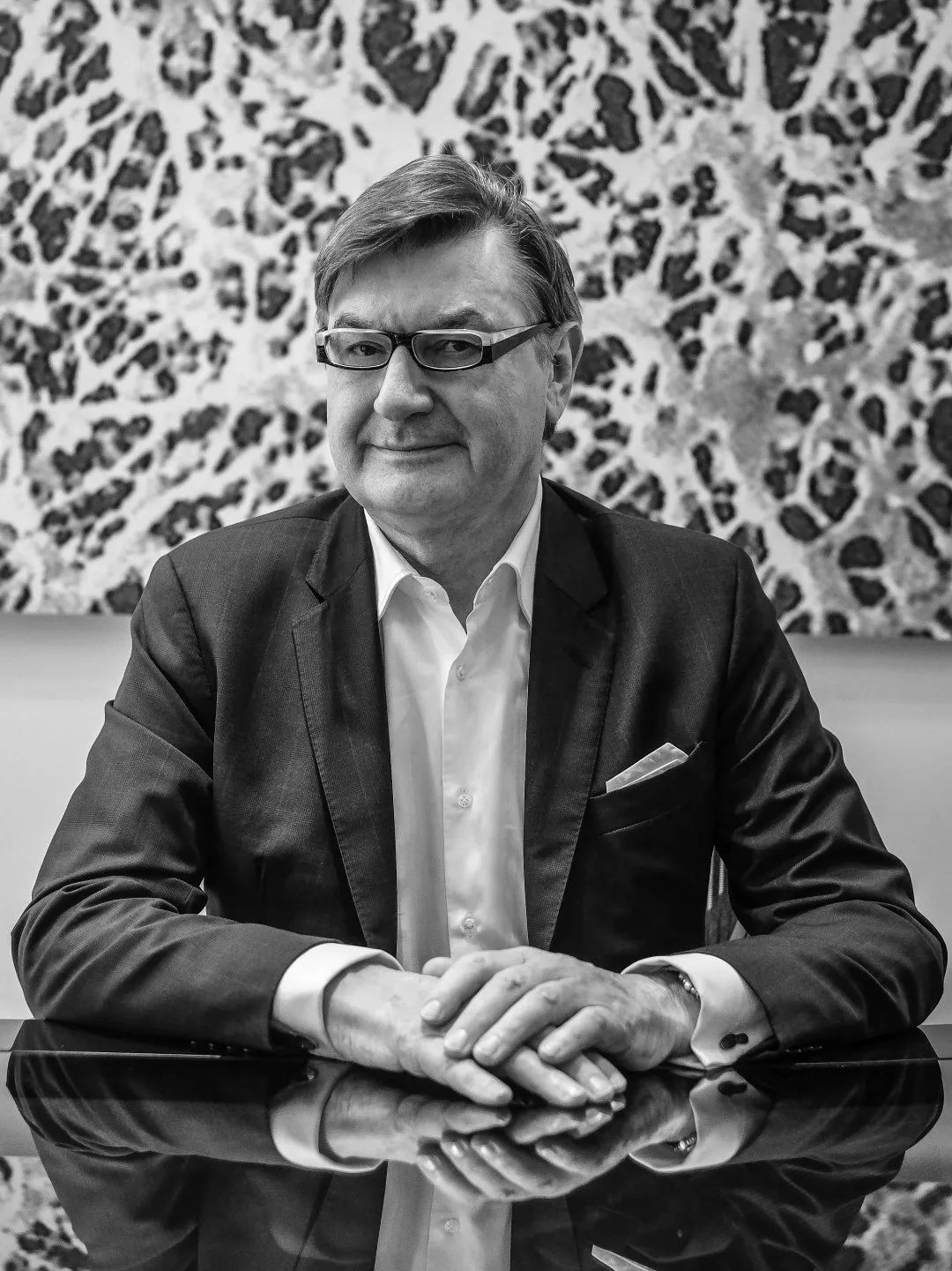 pradalv哪个好,prada跟lv