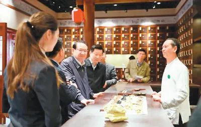 人民日报海外版专访江西省长易炼红:江西中医药发展风景正好