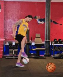 居家也要秀，伊布俯卧撑式颠球PK博格巴高难度三连颠，谁更牛？