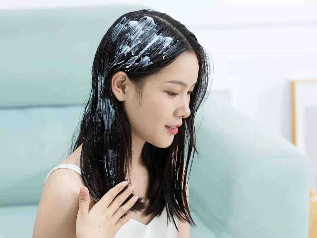 头发烫坏了干枯毛躁怎么梳好看,一梳到底干枯毛躁头发护理