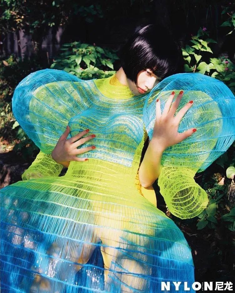 搞艺术前快回家把奶奶打扮一下，让她成为你的灵感缪斯吧