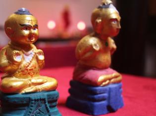 初中生供养“古曼童”，别让00后掉进巫蛊的坑｜新京报快评