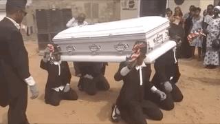 黑人老哥边蹦迪边抬棺材，为啥这个国家的葬礼这么嗨