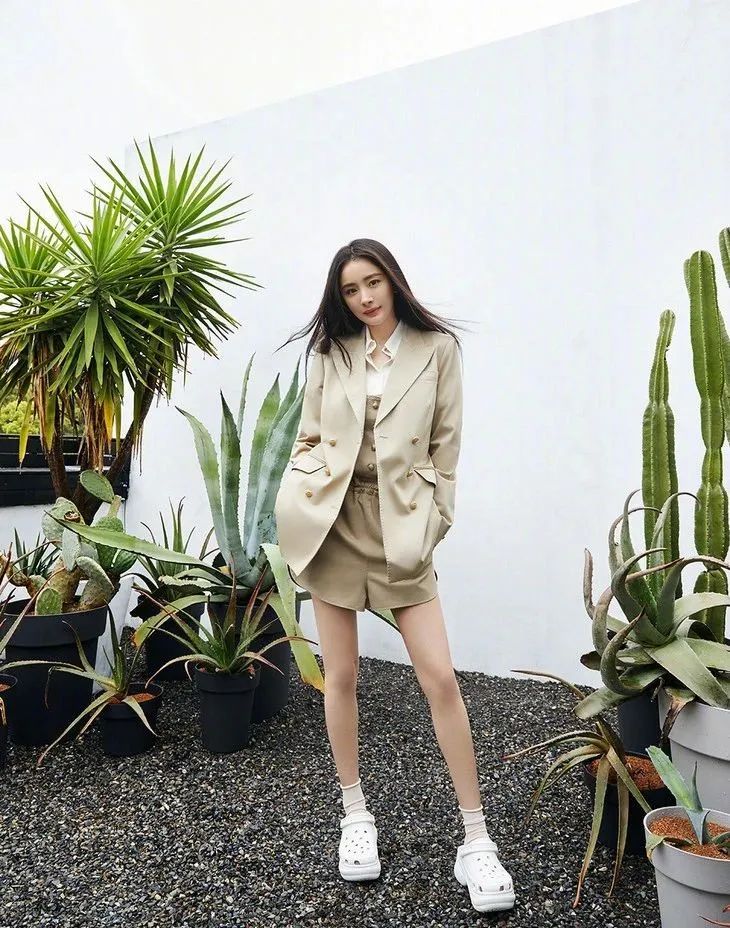 配饰狂|杨幂的终极时髦秘籍，10块钱帮你给腿整容