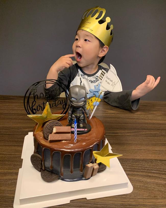 武磊最新家庭消息,武磊照顾小弟