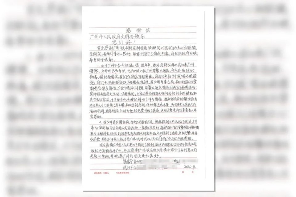 民警为滞留游客送物资,民警为滞留乘客送货