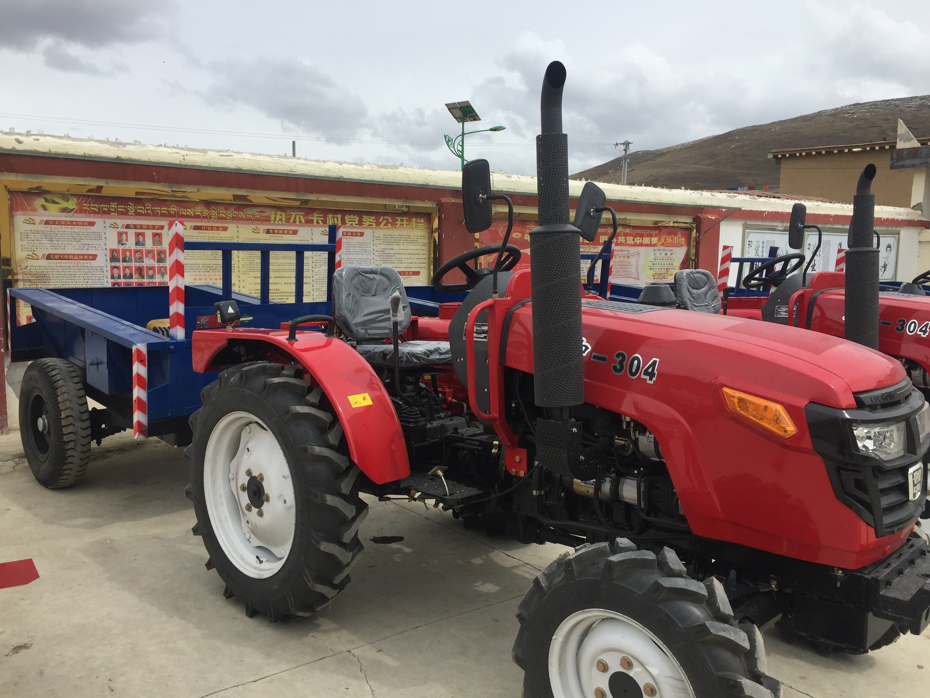 四川壤塘：送农具农资进村寨助力群众农耕复产