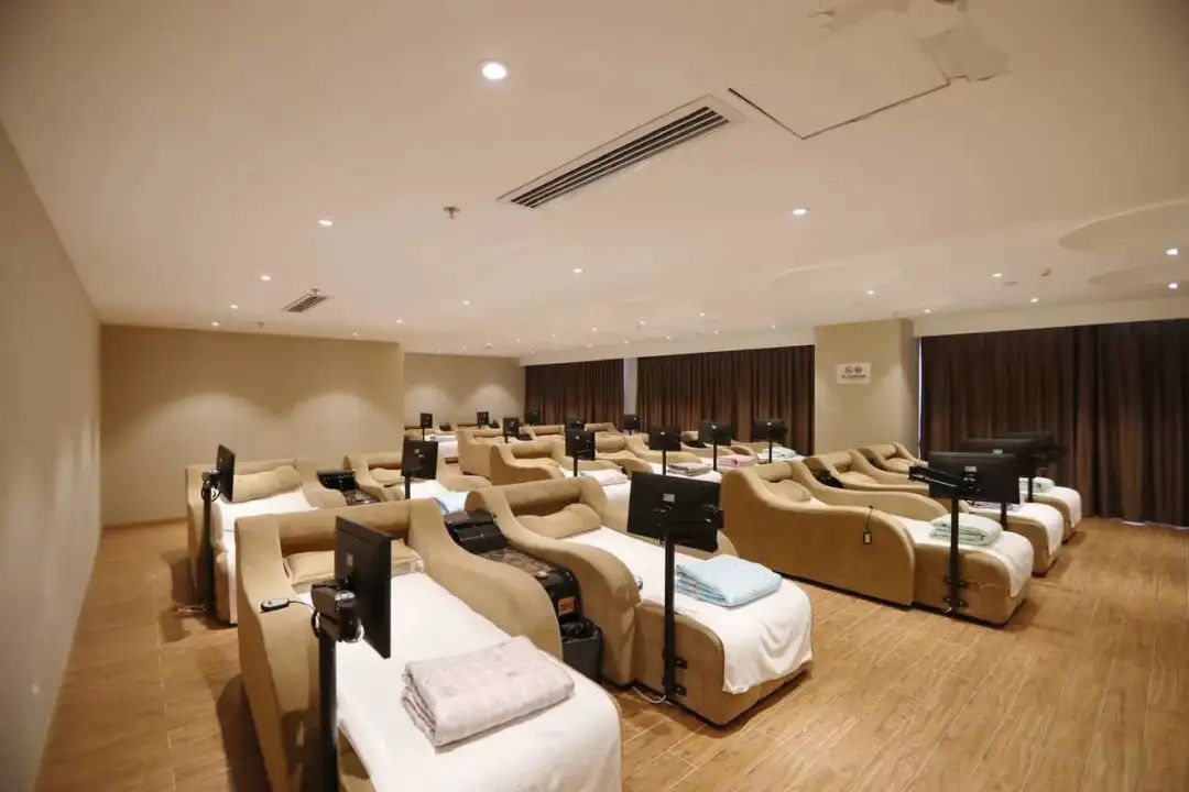 「温泉盛宴狂欢开启」只需28.1元!金水湾金水湾超大浴场两万平(单人洗浴+游泳),游玩旅行的快乐,内含洗浴,游泳,汗蒸,大屏观影