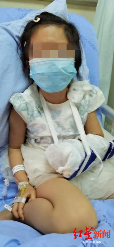孩子在小饭桌接送途中摔伤,4岁女童吃不完饭被锁幼儿园坠楼