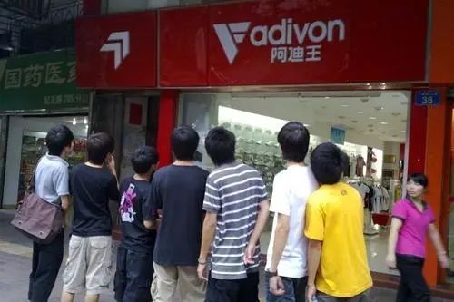 市值缩水150亿巨头,市值蒸发1580亿的服装巨头