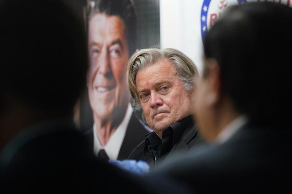 起底丨史蒂夫·班农：疯狂*华反**的前“白宫师爷”宣扬种族主义的极右翼分子