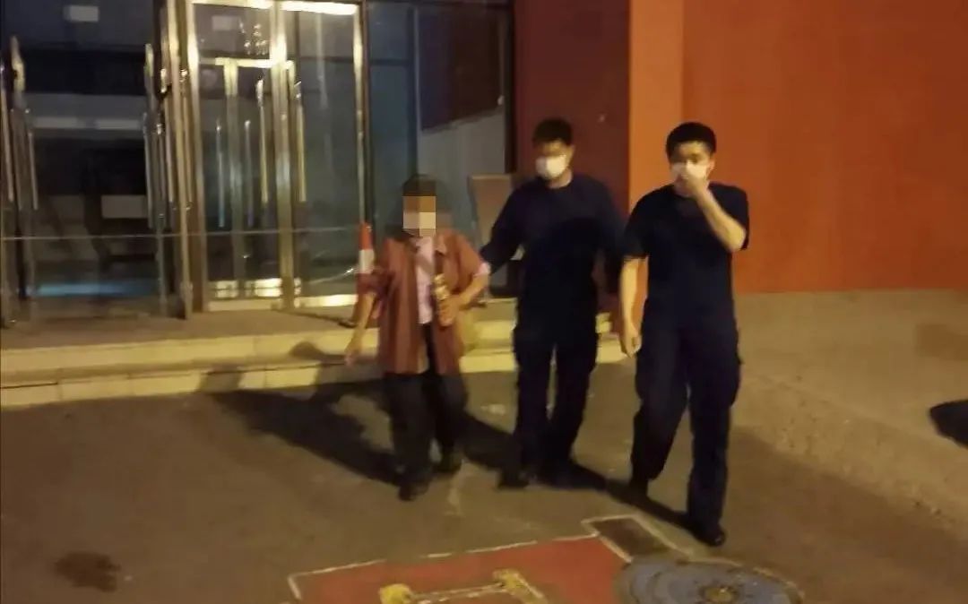 偶遇消防员坐车,消防救助迷路老人