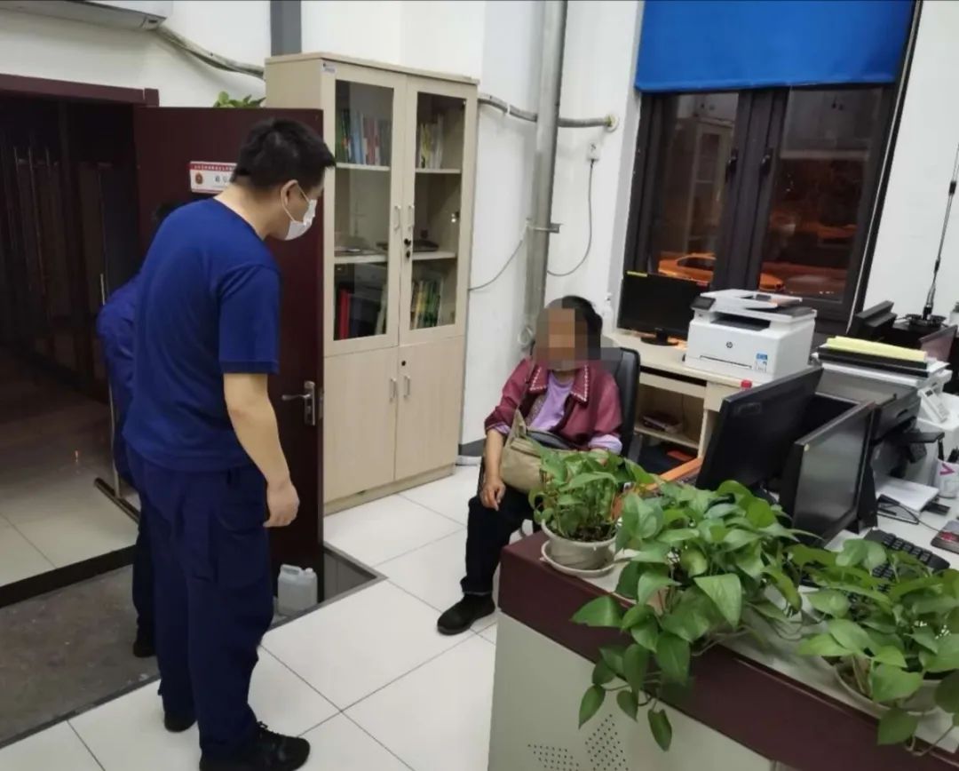 偶遇消防员坐车,消防救助迷路老人