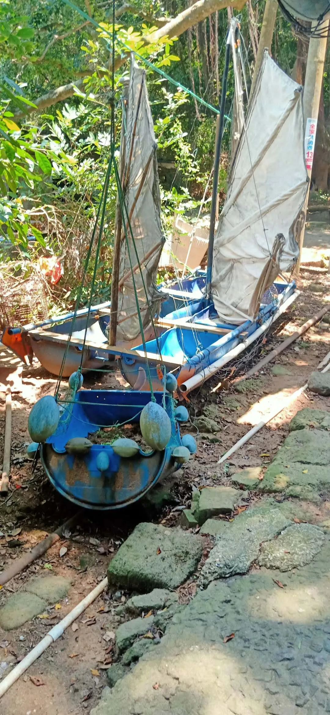 在海边捡回废旧边角料，他竟在涠洲岛搭出一间“疍家棚”！