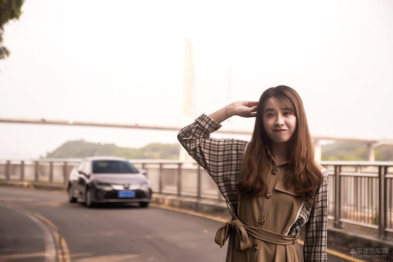 美女伴娘买车记她为何心动最低配卡罗拉？