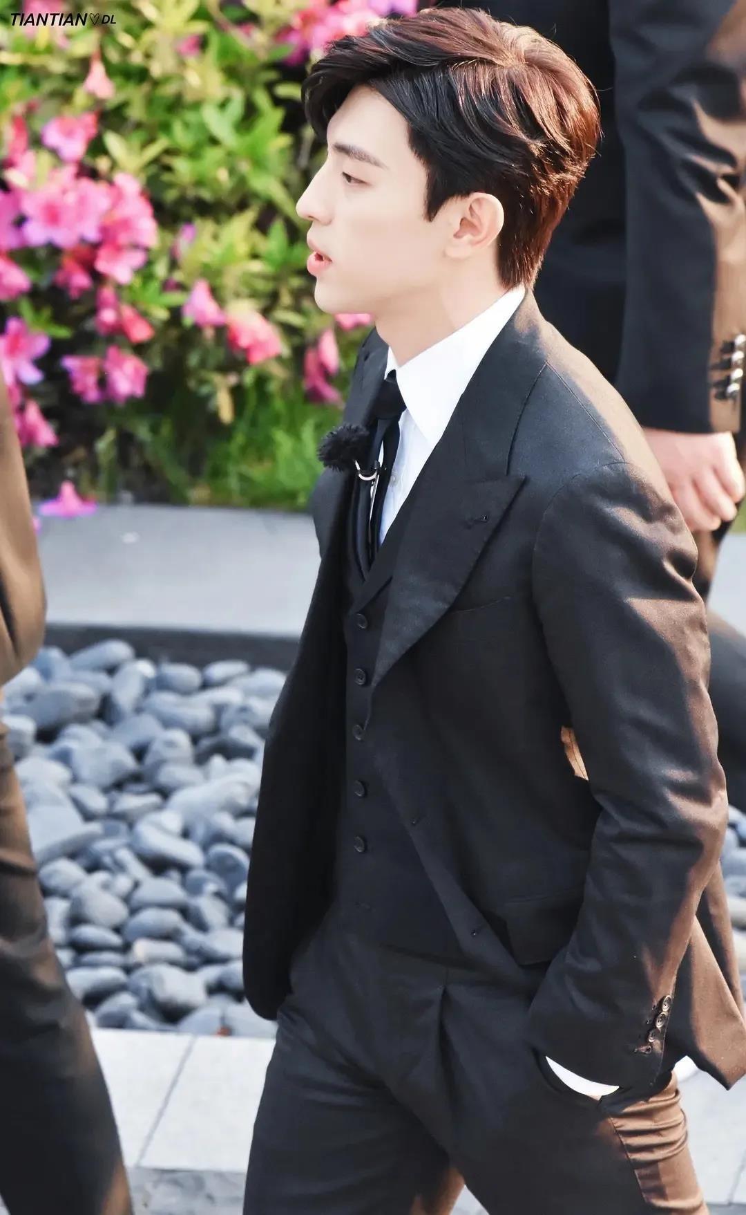 张子枫快跟邓伦学学户外“防黑”秘籍吧