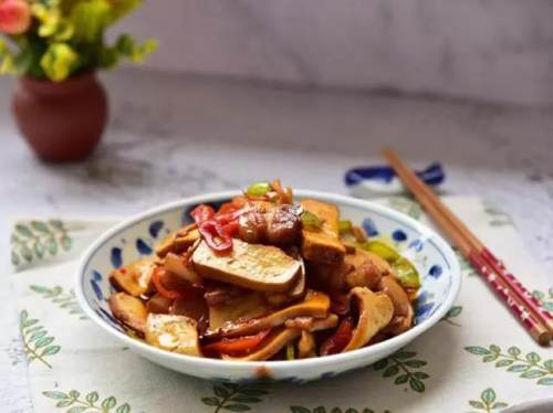 肉丁豆干炒酱家常做法,豆瓣豆干炒肉的做法