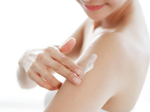 女性背部长痘痘的原因,30岁女性下巴反复长痘痘怎么调理