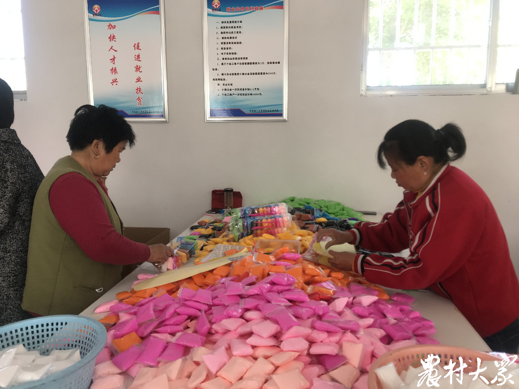 两年提供1700个岗位，北京小伙返乡创业，太空泥卖到国外