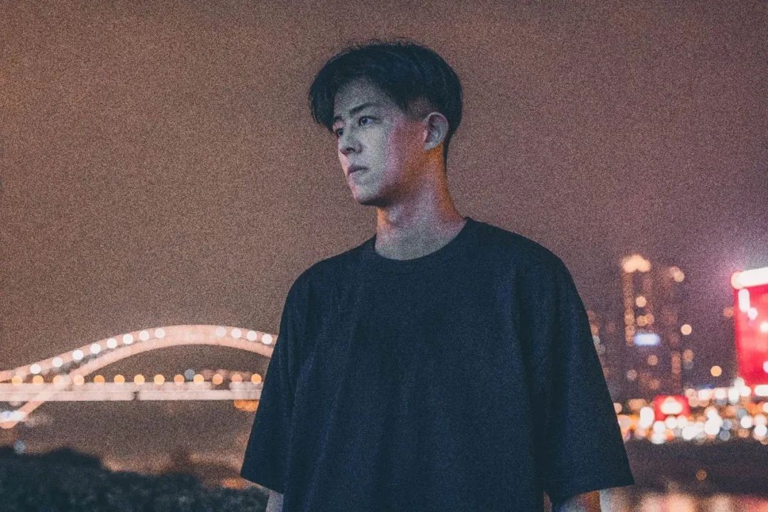 尼龙校草｜你的夏日运动场，就差这位复旦排球队帅哥朱启航了